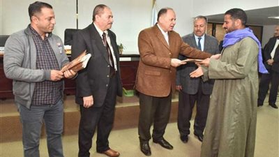 محافظ أسيوط يسلم 14 عقد تقنين لواضعي اليد على أراضي الدولة بـ5 مراكز