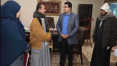 نائب المحافظ يسلم مساعدات مالية لعدد 3 حالات إنسانية ببني سويف