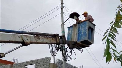 استمرار أعمال صيانة أعمدة وكشافات الإنارة بشوارع البحيرة