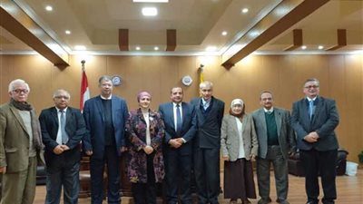 رئيس جامعة بني سويف يشارك في لجان امتحانات الدكتوراه لمادة الرمد