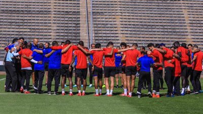 الأهلي يؤدي مرانه على ملعب 