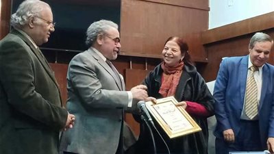 الدكتورة عزة بدر تحصل على جائزة «اتحاد الكتاب»