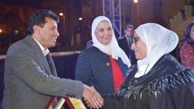 وزيرا الشباب والرياضة والتضامن الاجتماعي يكرمان الأمهات المثاليات