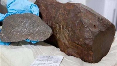 احتفظ بصخرة لسنوات.. اكتشف أنها أكثر قيمة من الذهب