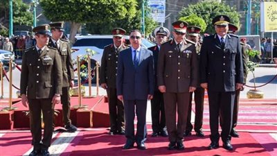 الشريف وشوقي وغنيم يضعون الزهور على قبر الجندي المجهول بالإسكندرية