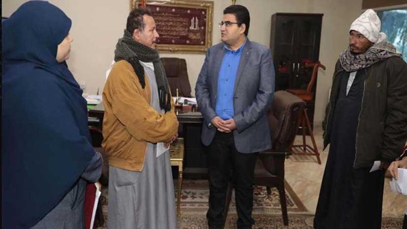 نائب المحافظ يسلم