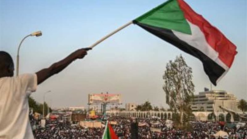 انتقالي السودان يعلق