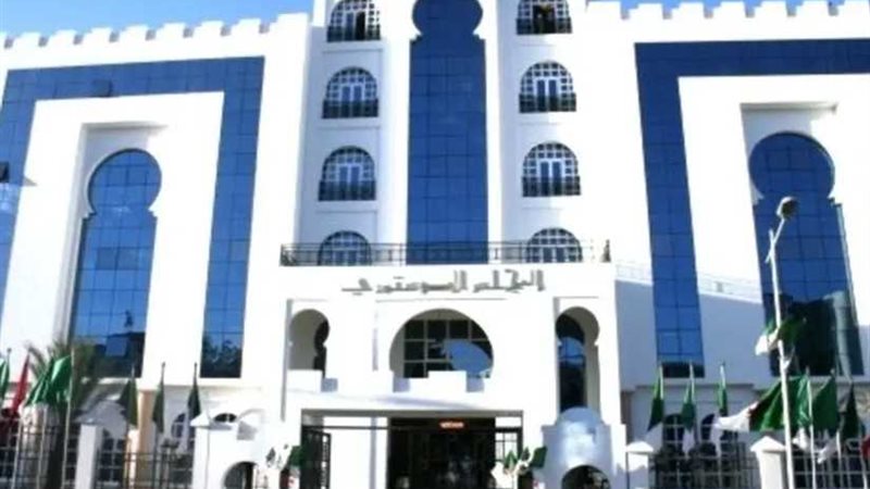 الدستوري الجزائرييطالب