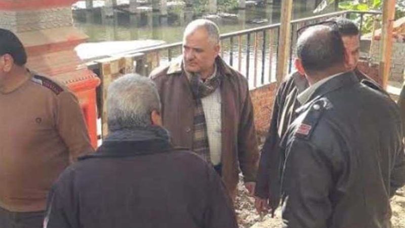 كراسي حديدية تنهي