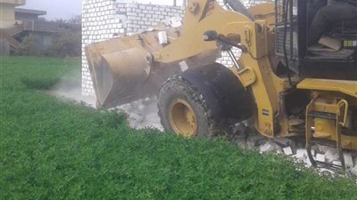 إيقاف أعمال البناء المخالف ومصادرة المعدات بالبحيرة