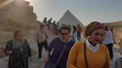 شاهد.. إقبال السائحين على المناطق الأثرية