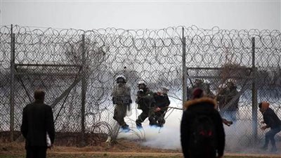 تجدد الاشتباكات بين الشرطة اليونانية والمهاجرين..واتهامات لتركيا بالتحريض 