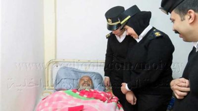 أمن القاهرة يودع مسنًا مريضًا بلا مأوى في إحدى دور الرعاية (صور)