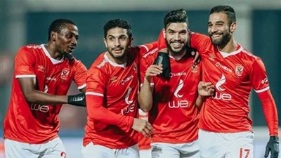 الأهلي بالزي الأحمر والشورت الأبيض أمام 