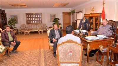 محافظ أسيوط يناقش خطة رصف الطرق 