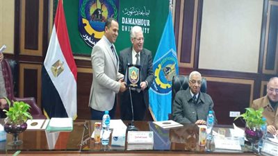 جامعة دمنهور تكرّم عكاشة لحصوله على جائزة عالمية
