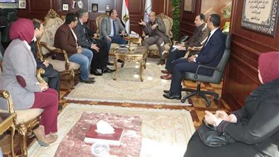 محافظ بني سويف يبحث توفير فرص عمل للشباب