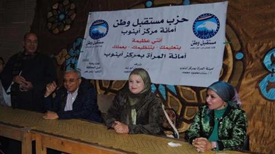 مستقبل وطن يوزع بطاطين وحلوى على طلاب محو الأمية بأبنوب تشجيعًا لهم