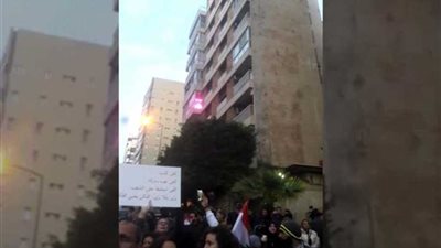 تظاهرة أمام منزل رئيس الوزراء اللبناني لمطالبته بالاعتذار