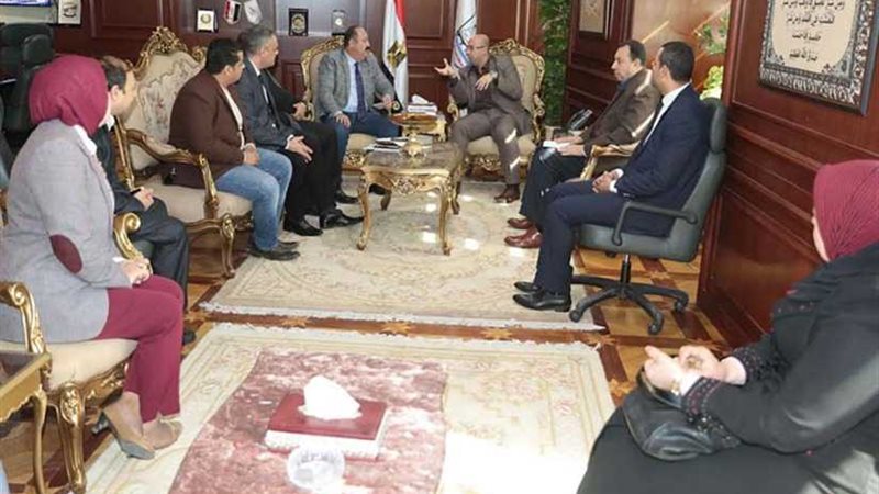 محافظ بني سويف يبحث