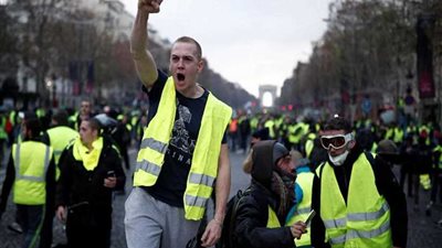 آلاف المتظاهرين يحتشدون وسط باريس احتجاجا على اصلاحات المعاشات