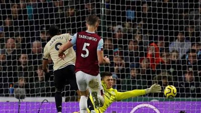 مانشستر يونايتد يفوز على بيرنلي بثنائية نظيفة في عقر داره