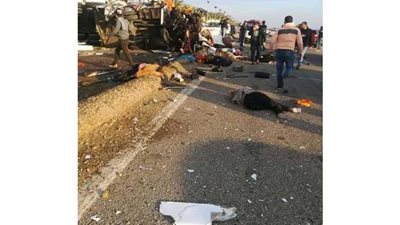 مصرع وإصابة 35 شخصا في حادث انقلاب حافلة على طريق بورسعيد - دمياط