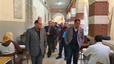 نائب رئيس جامعة أسيوط يضبط حالة غش متلبسة خلال جولته بلجان امتحانات كلية الآداب