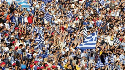 اليونان تحظر الرحلات المدرسية وجمهور الملاعب