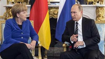 بوتين وميركل يؤكدان ضرورة تكثيف الجهود الدبلوماسية لحل الأزمة الليبية