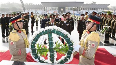 السيسي يُنيب وزير الدفاع لوضع إكليل من الزهور على النصب التذكاري بمدينة نصر