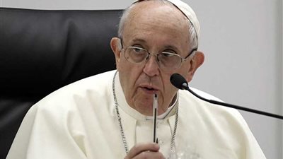 البابا فرنسيس يدعو الأسر لتبادل الحديث على المائدة بدلا من الانشغال بالهواتف