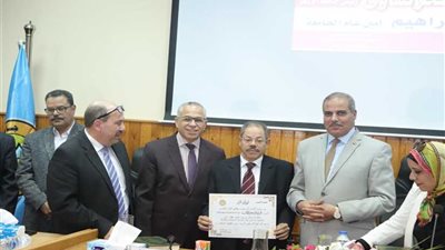 المحرصاوي يكرّم أبناء جامعة الأزهر من مختلف الإدارات
