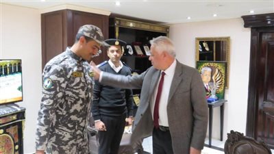 مدير أمن القليوبية يكرم مجندًا أنقذ شخصا حاول الانتحار بشبرا الخيمة