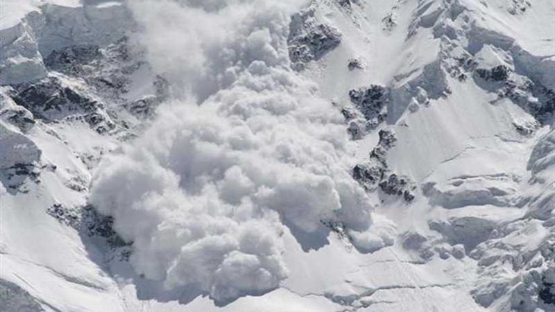 مصرع 3 أشخاص في انهيار