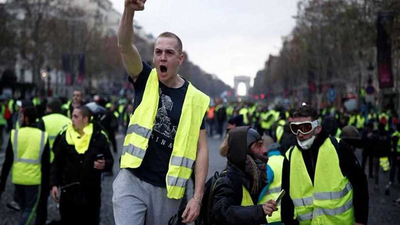 آلاف المتظاهرين يحتشدون