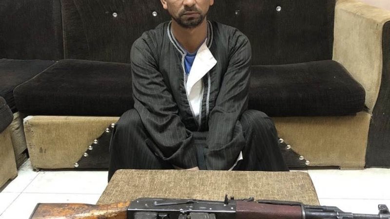 المتهم وبحوزته السلاح