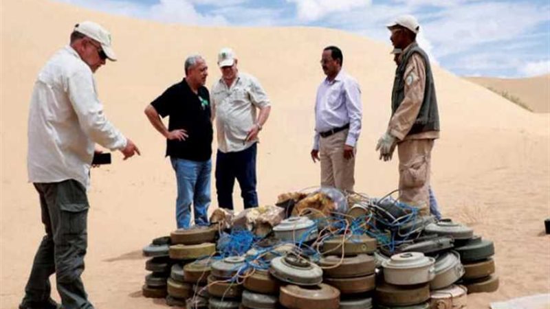 أربعة مدنيين بين