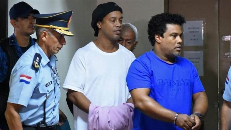 رونالدينهو سقط في