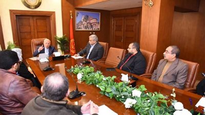 محافظ بورسعيد يعقد اجتماعا مع إدارة الشؤون المالية لمتابعة عدد من الملفات الحالية