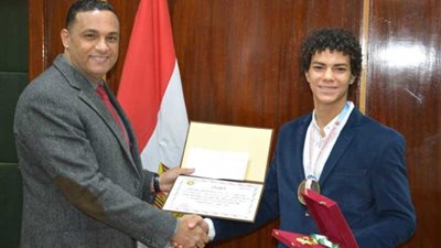 محافظ الدقهلية يكرم بطل العالم في رياضة 