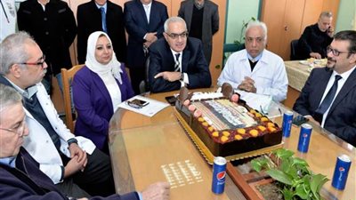 بعد إجراء ٧٣٠ جراحة.. رئيس جامعة المنصورة يكرم فريق زراعة الكبد بمركز الجهاز الهضمي