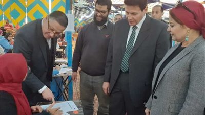 رئيس جامعة بنها يتفقد لجان الامتحانات بالكليات ويستمع لآراء الطلاب