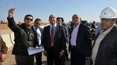 وزير الإسكان يتفقد محاور الطرق الرئيسية والكباري بمدينة 6 أكتوبر