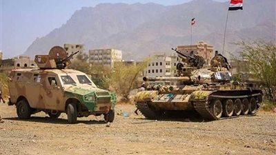 مدفعية الجيش اليمني تستهدف تجمعات مليشيا الحوثي بتعز وتبكدها خسائر