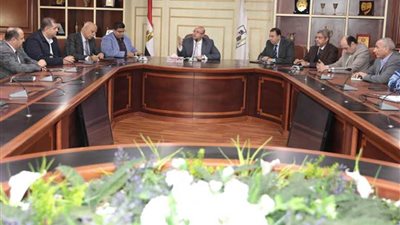 محافظ بني سويف يلتقي مستثمرين للنهوض بالمناطق الصناعية