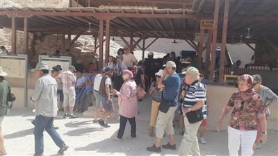 توافد إعداد كبيرة من السائحين ..صور