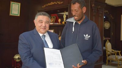 بعد 30 سنة تجاهلًا.. محافظ البحر الأحمر يحقق حلم مواطن بتسليمه ترخيصًا لبيع الجرائد