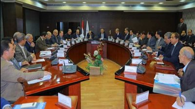 النقل تناقش مع التنمية المحلية والقليوبية تطوير مواقف السيارات أسفل الدائري