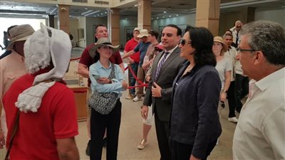 غادة شلبي مع السائحين في الأقصر